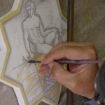 peinture d'un carreau de faience au pinceau