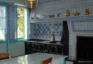 Cuisine de la Maison Monet à Giverny, toute tapissée de carreaux géométriques de Desvres bleus et blancs
