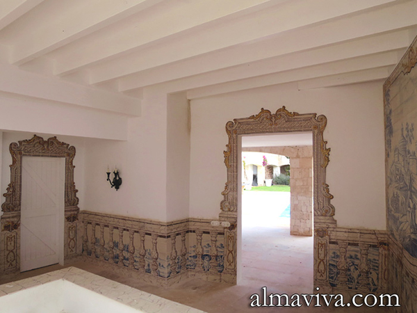 Ref. A06 - The room is surrounded by a balustrade decorated in trompe l’œil, and the doors are framed with cut tiles, as you see many in Portugal