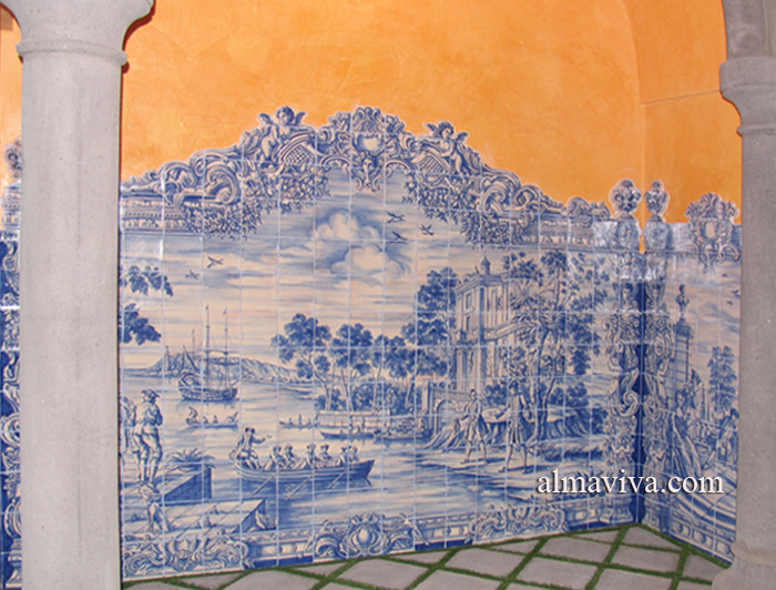Réf. A18 - Notre atelier a réalisé ces grands panneaux d'azulejos dans le pur respect des azulejos du XVIIIe siècle, si typiques du Portugal. Le cadre est formé de carreaux découpés 