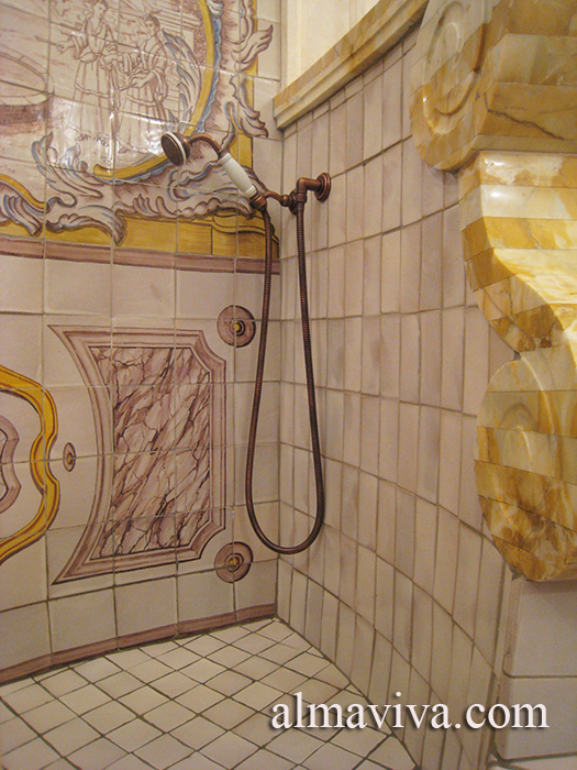 Détail de la douche en azulejos réalisée avec le cabinet Lafourcade dans la tour d'un château provençal