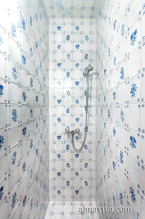 Ref. AC23 - <i>Figura avulsa</i> tiles with flower motifs for a shower. Project realized with the firm Aviolat-Chaperon-Escobar, architects in Friborg (Switzerland)